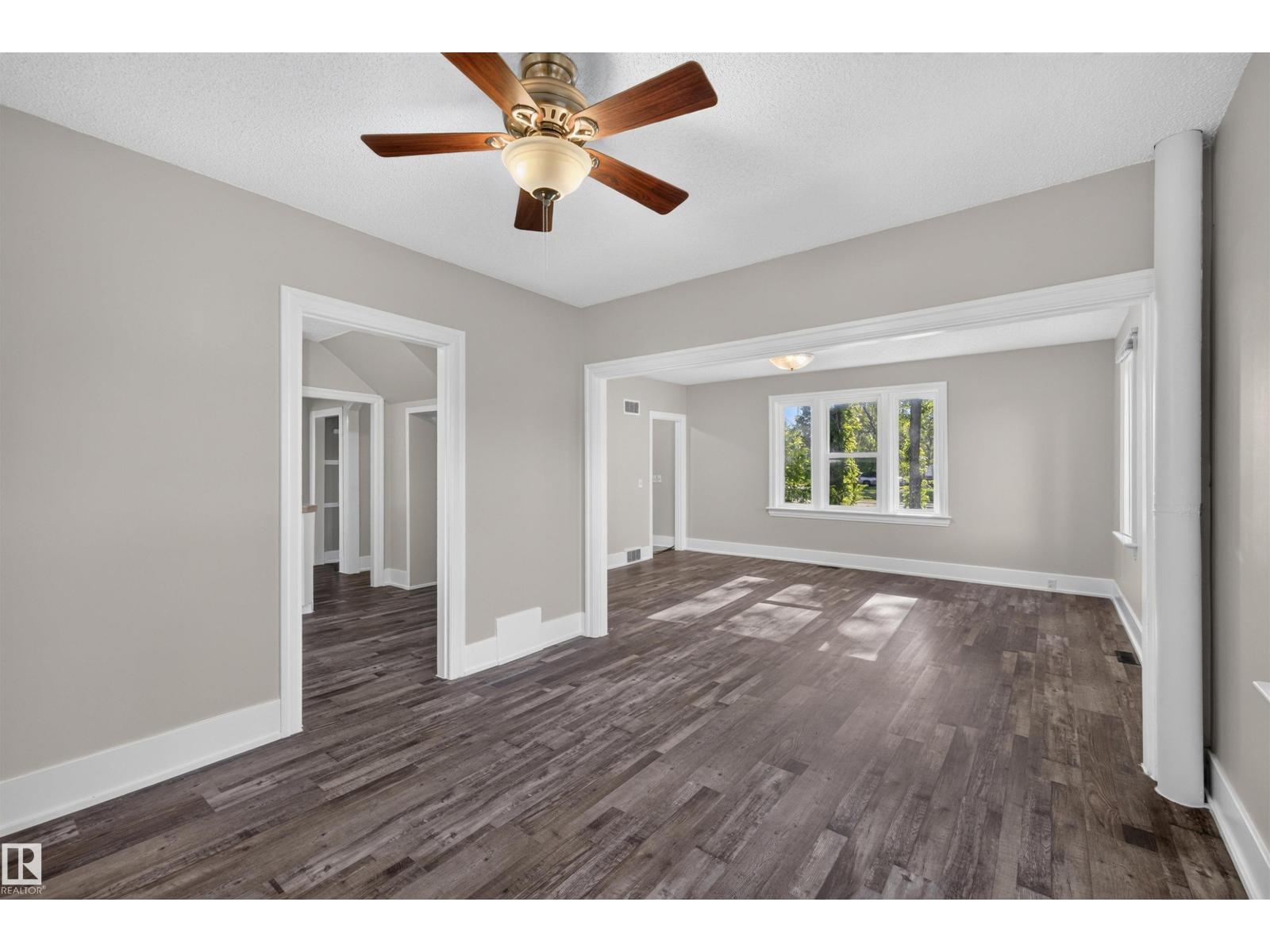 4904 49 ST - 11