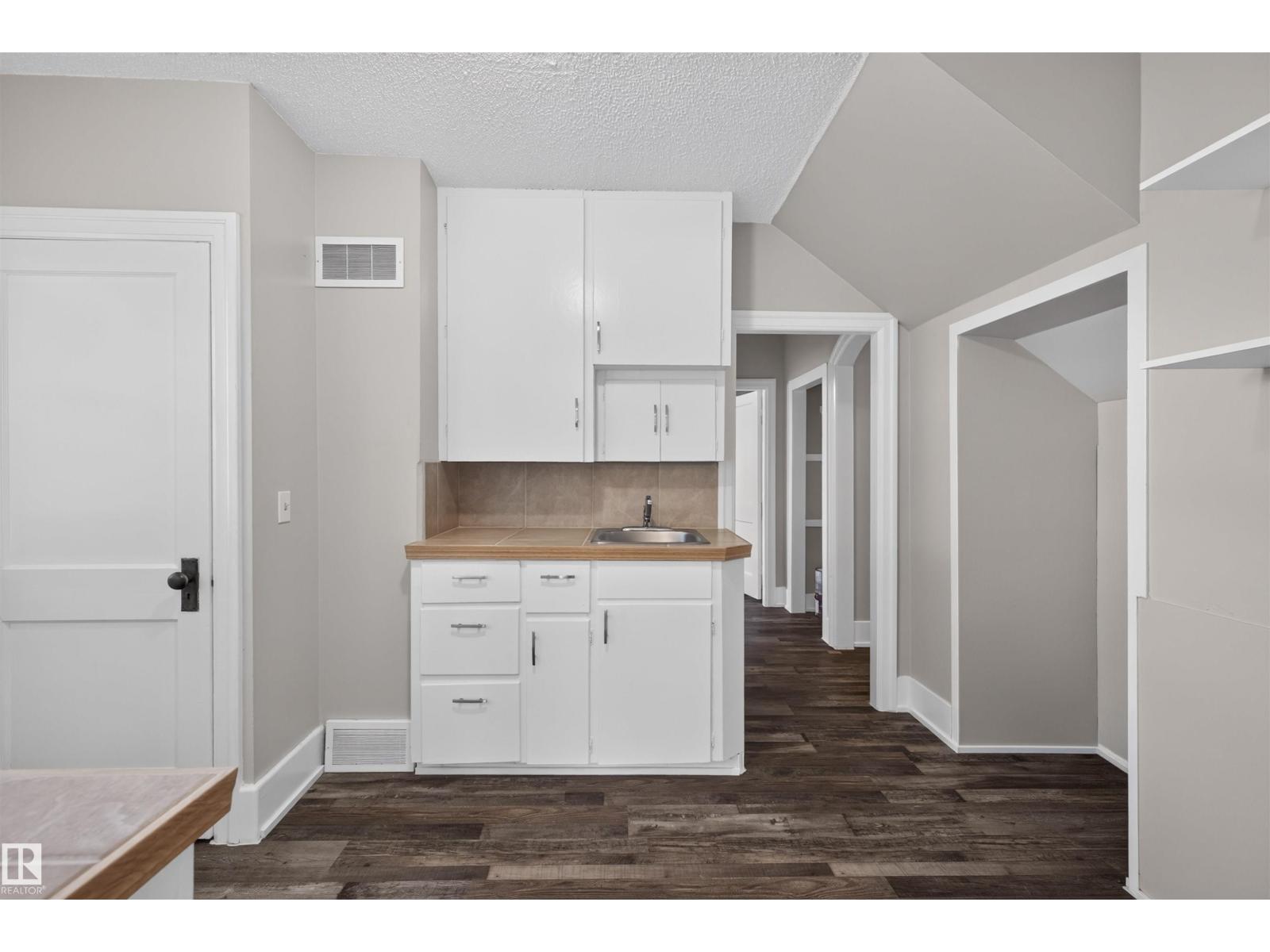 4904 49 ST - 13