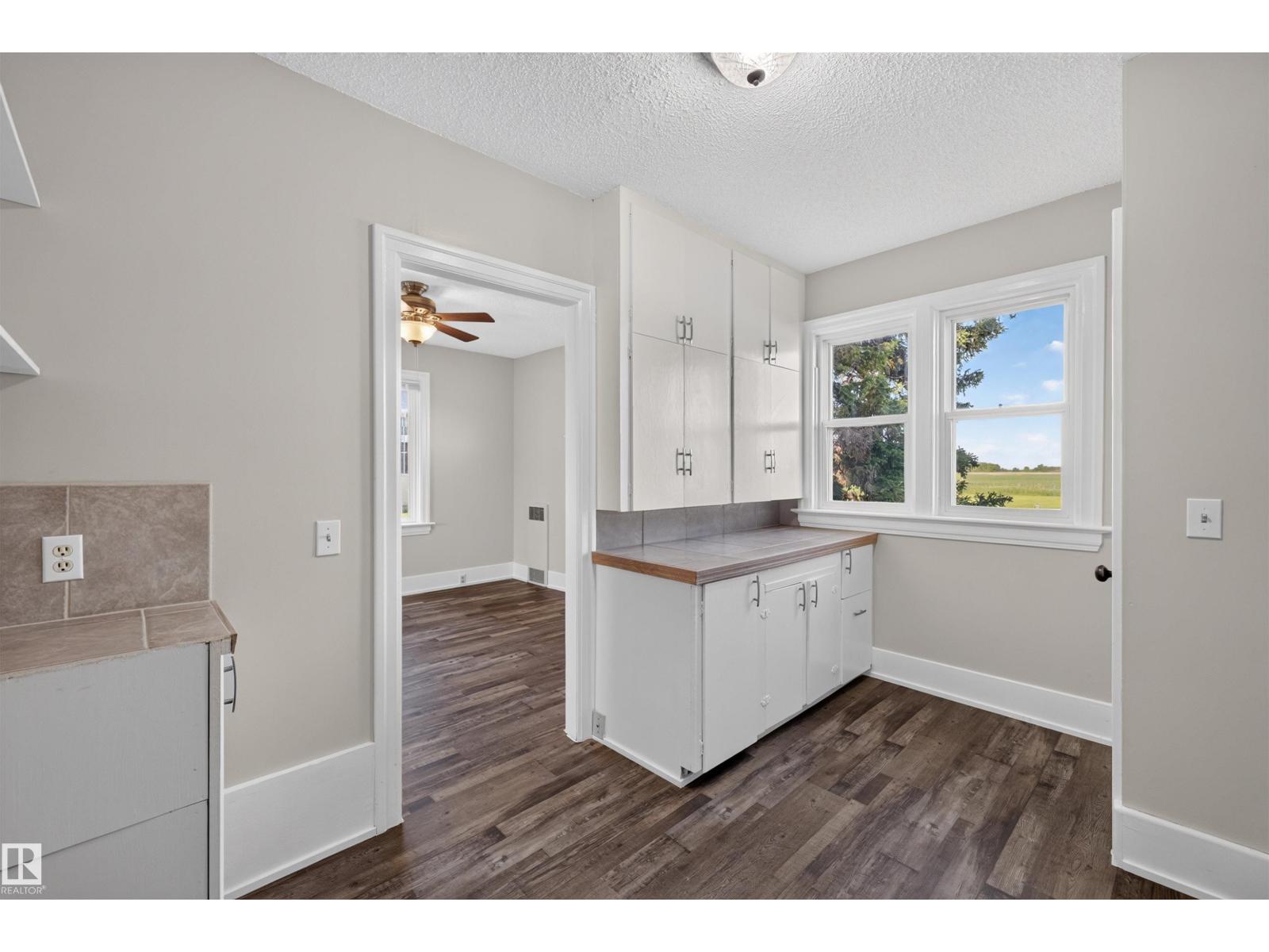 4904 49 ST - 14