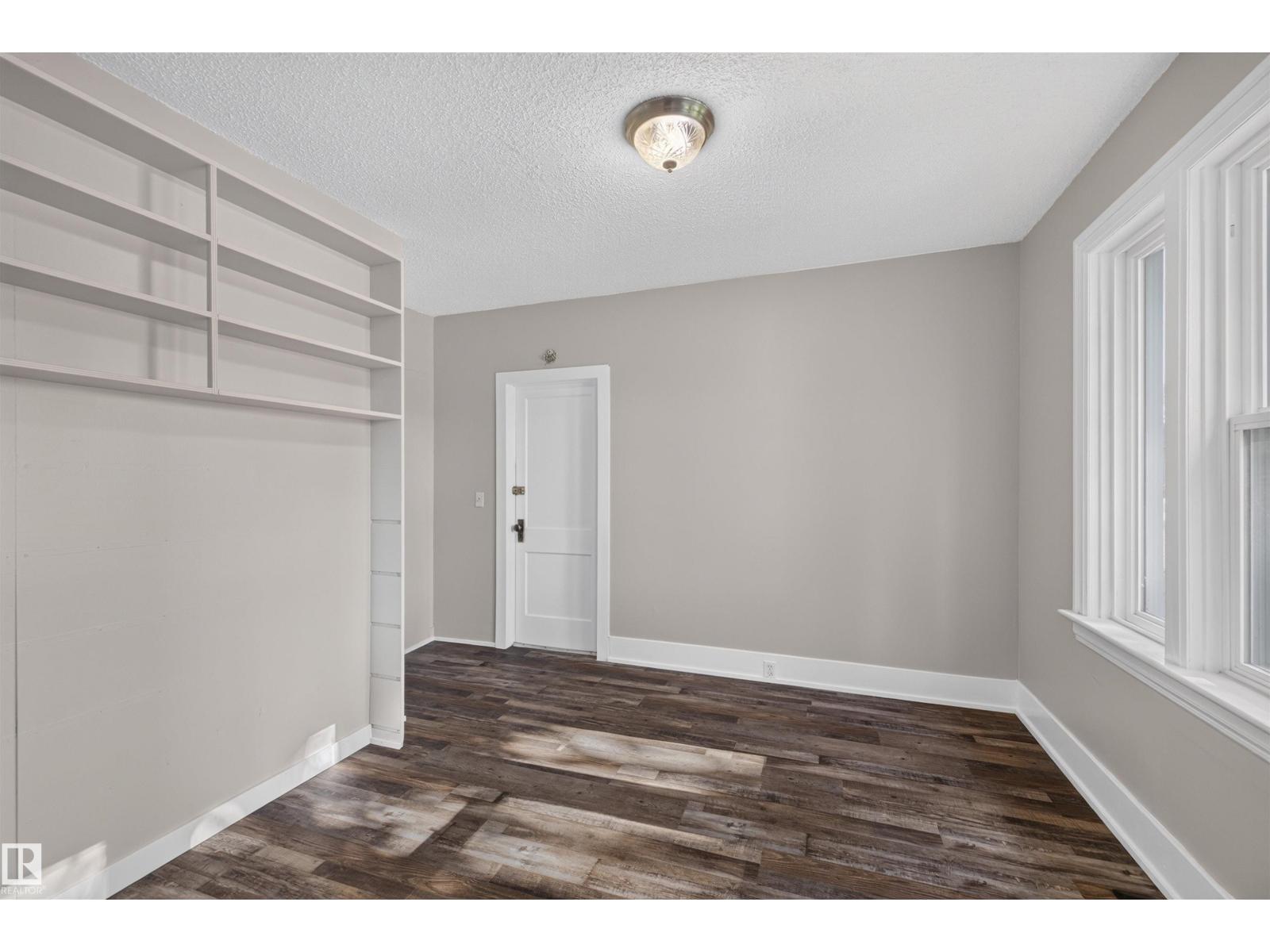 4904 49 ST - 24