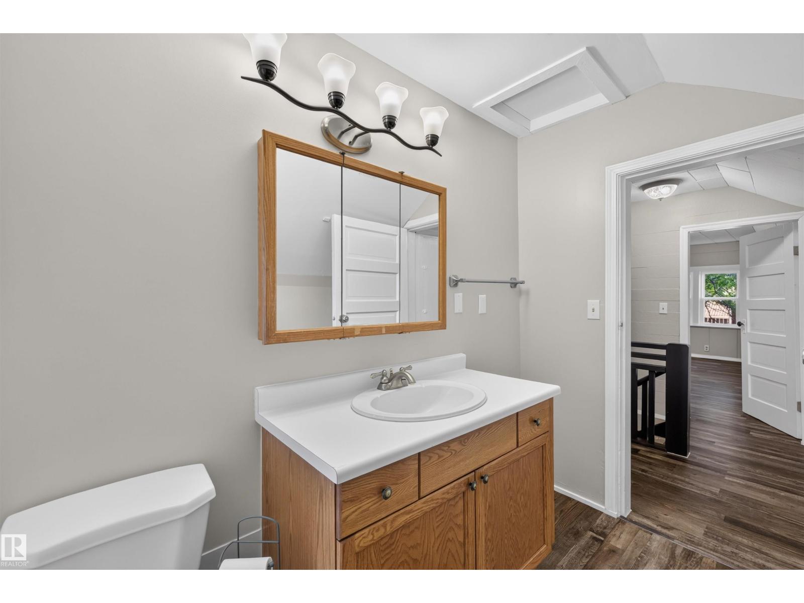 4904 49 ST - 29
