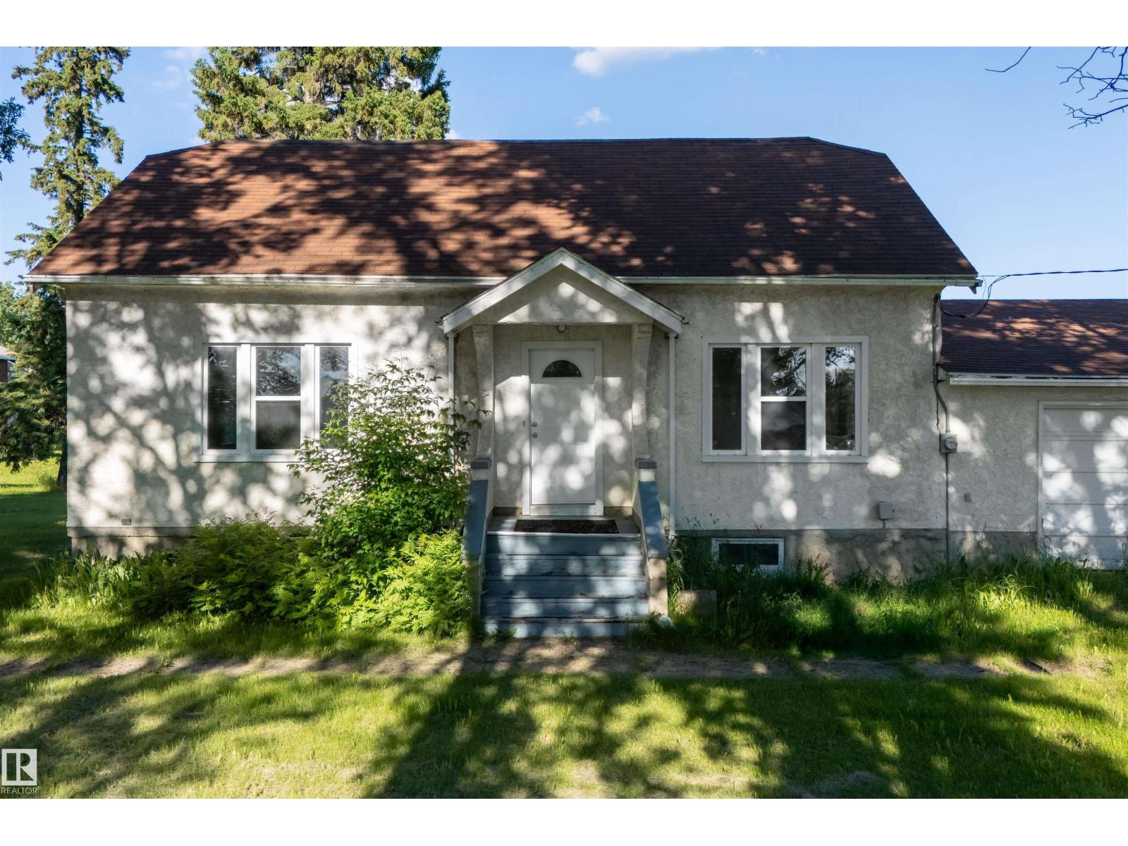 4904 49 ST - 3