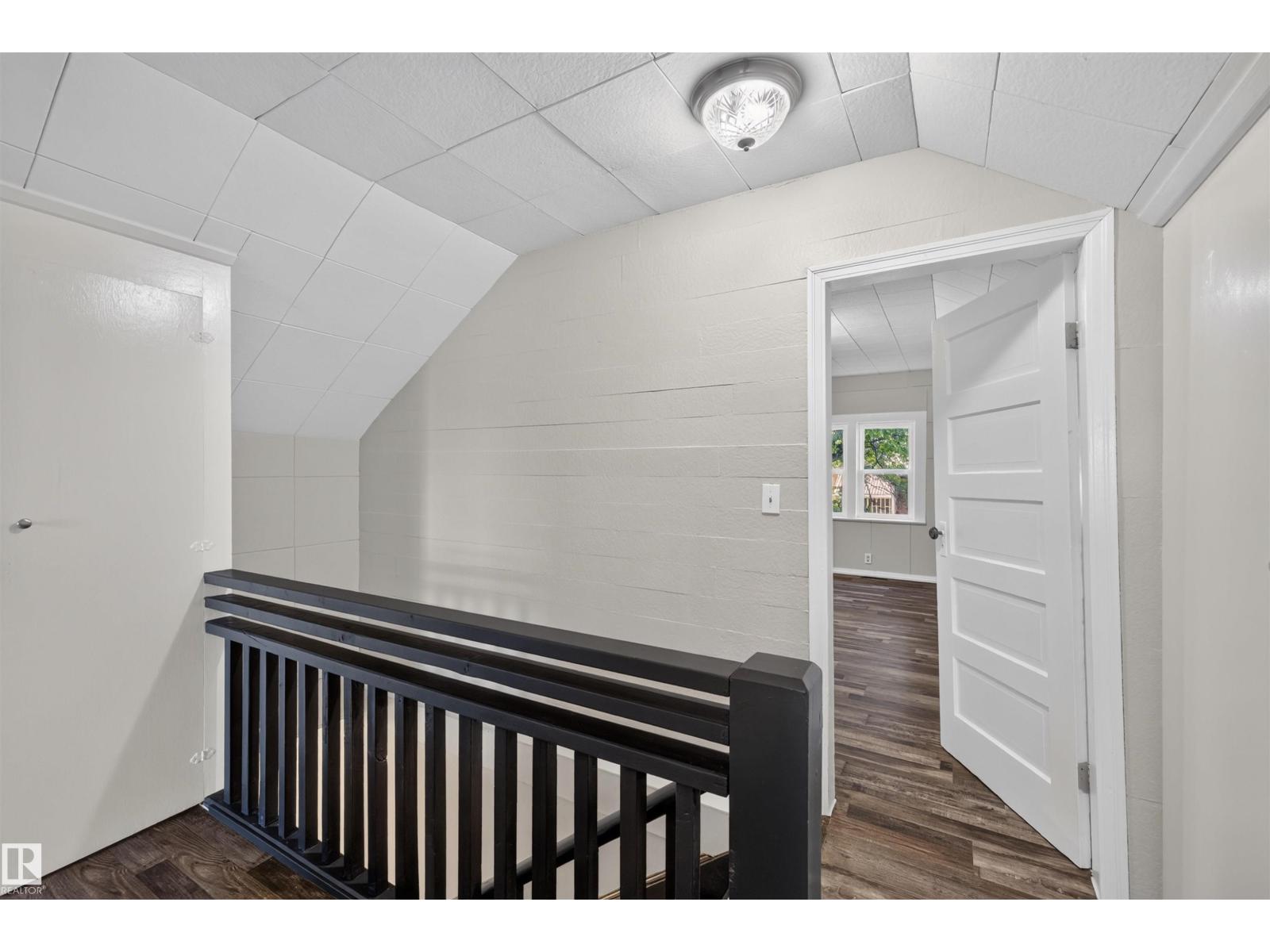4904 49 ST - 30