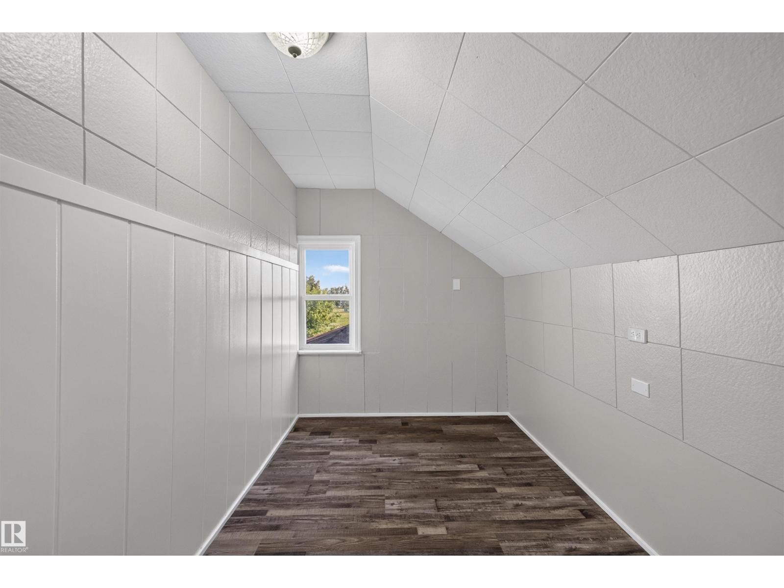 4904 49 ST - 31