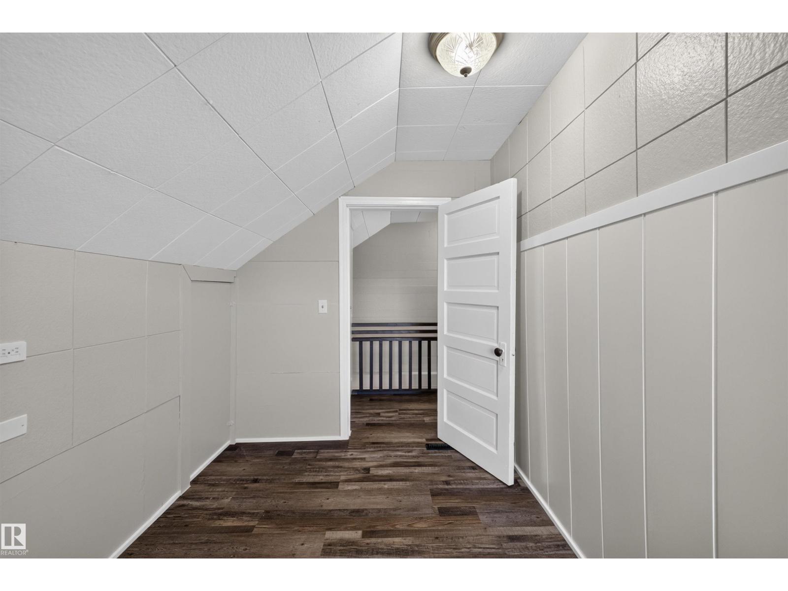 4904 49 ST - 32