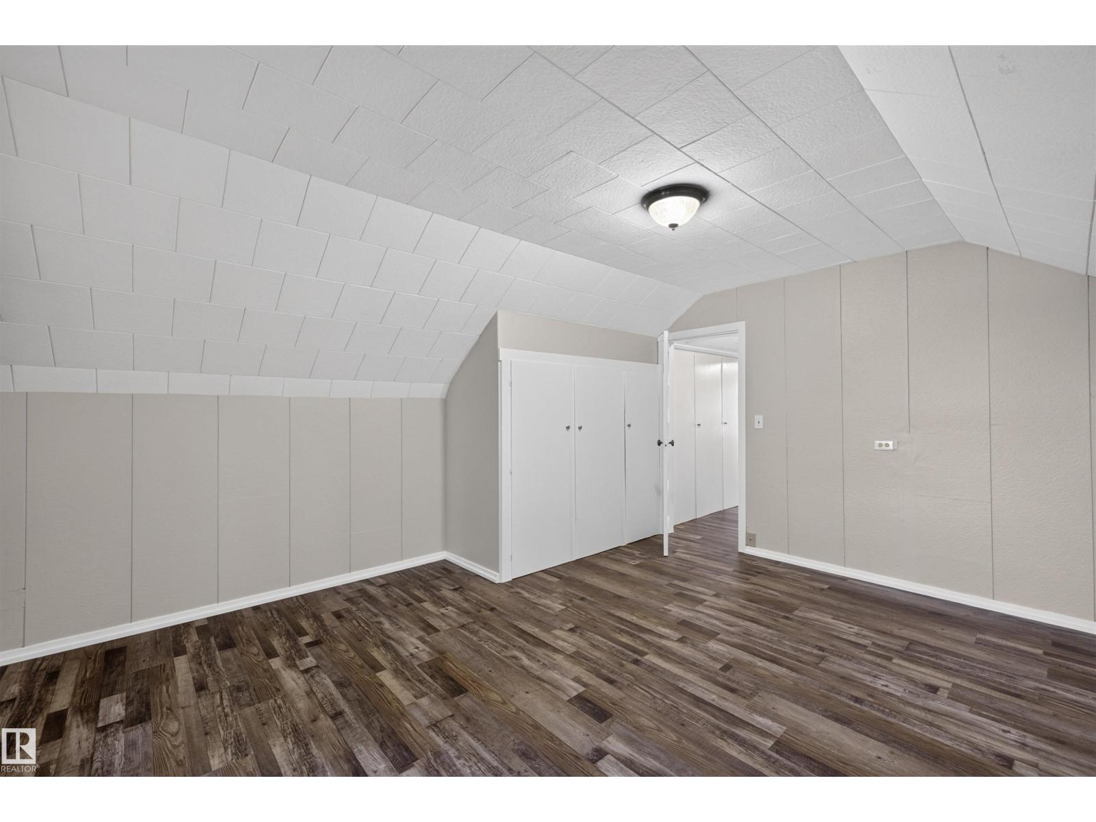 4904 49 ST - 36