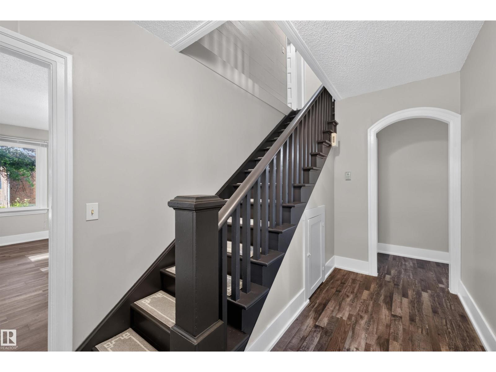 4904 49 ST - 4