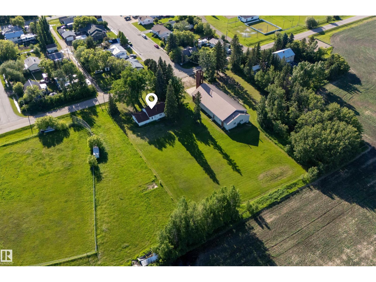 4904 49 ST - 44