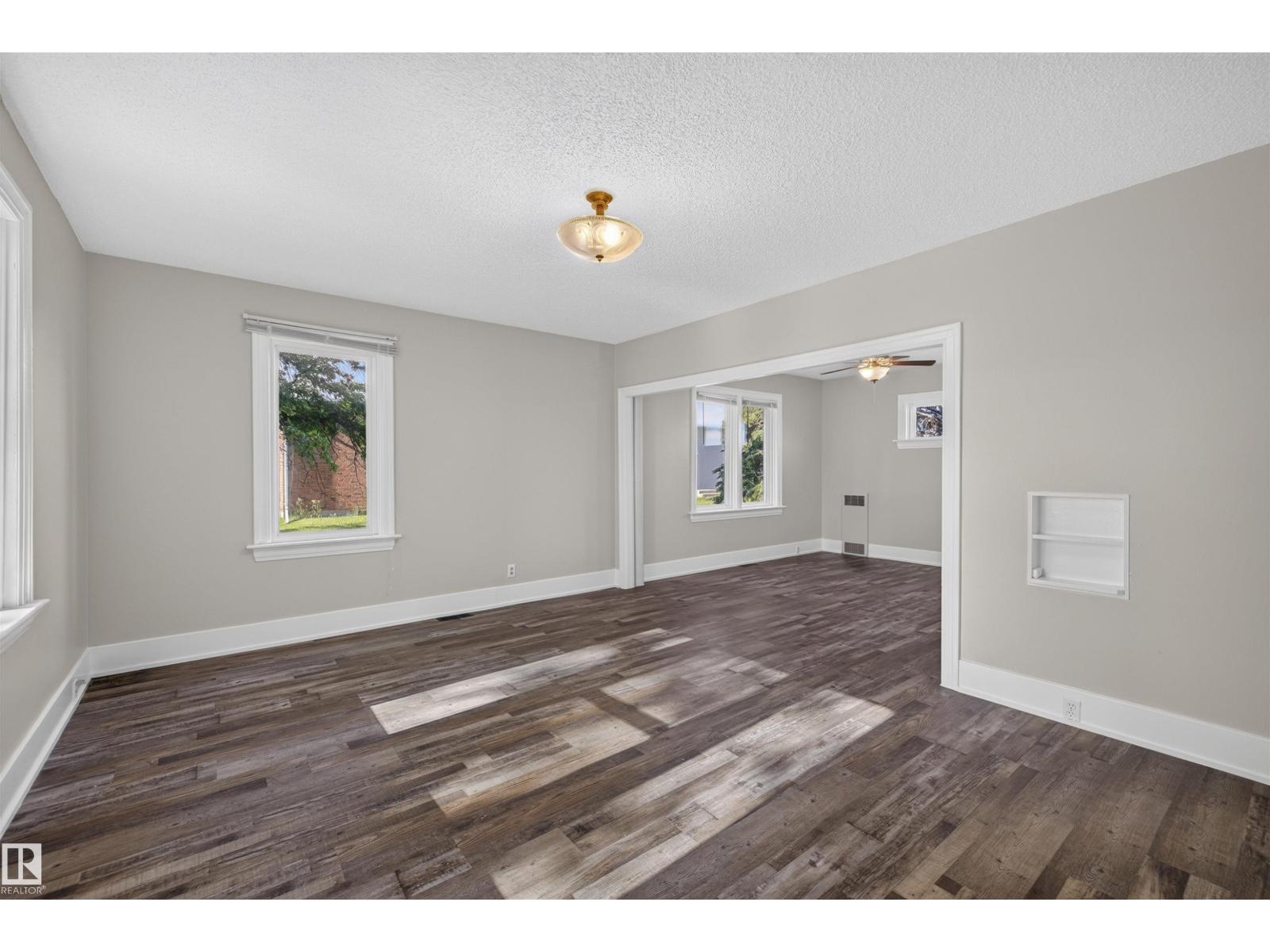 4904 49 ST - 6