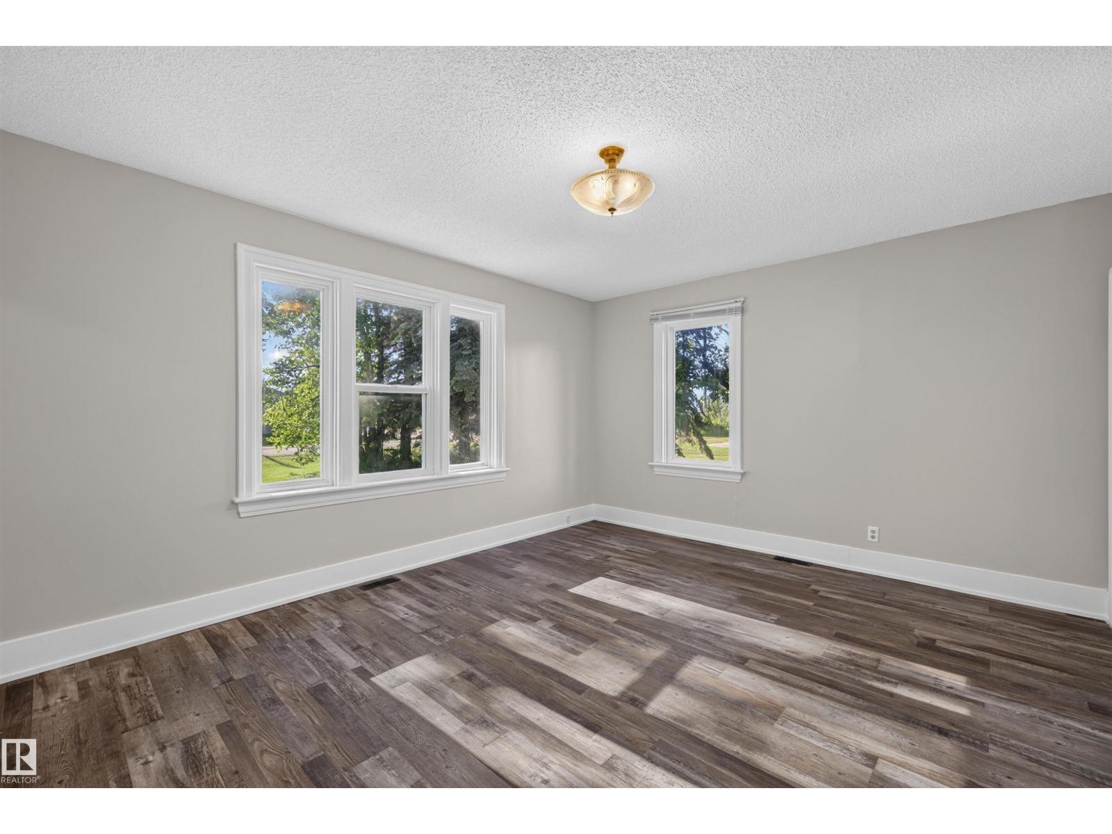 4904 49 ST - 8
