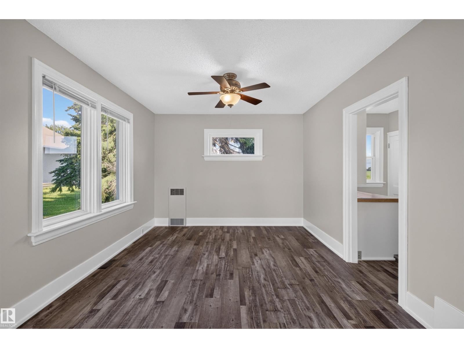 4904 49 ST - 9
