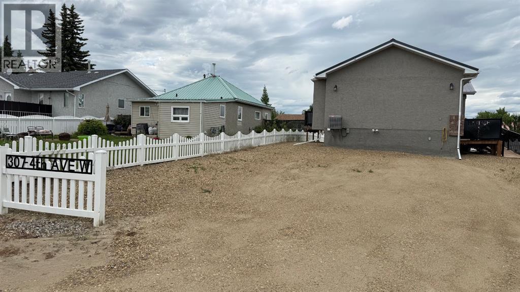 307 4 Avenue W - 42
