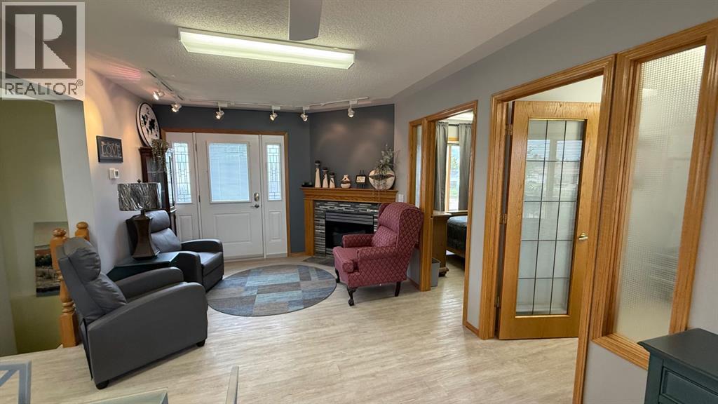 307 4 Avenue W - 8