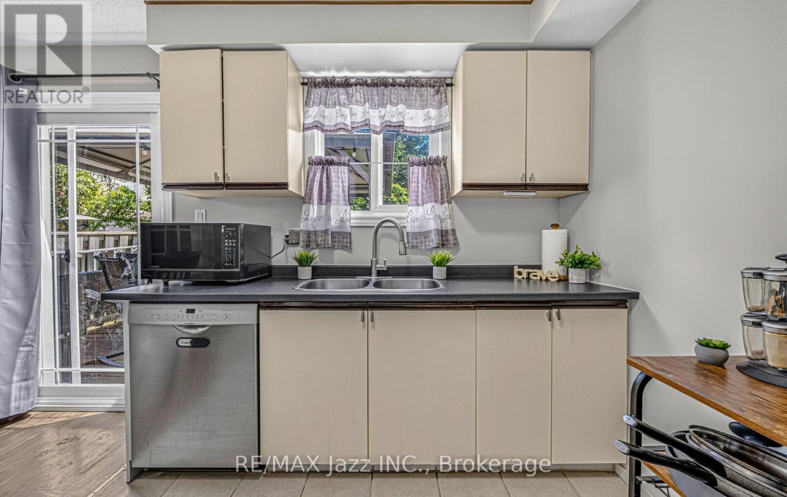 1387 RITSON ROAD S - 8