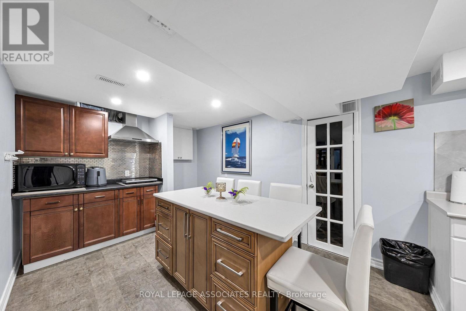 4 APSCO AVENUE - 44