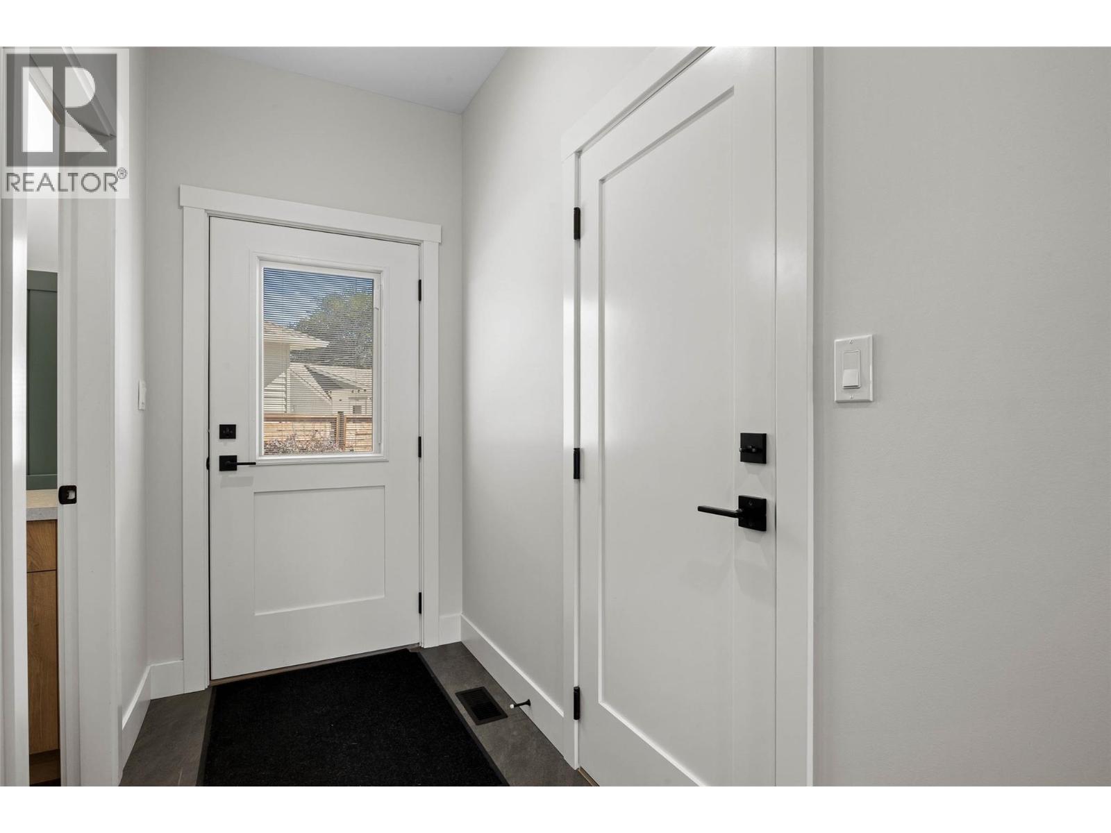 #102 321 CENTRE Avenue - 12