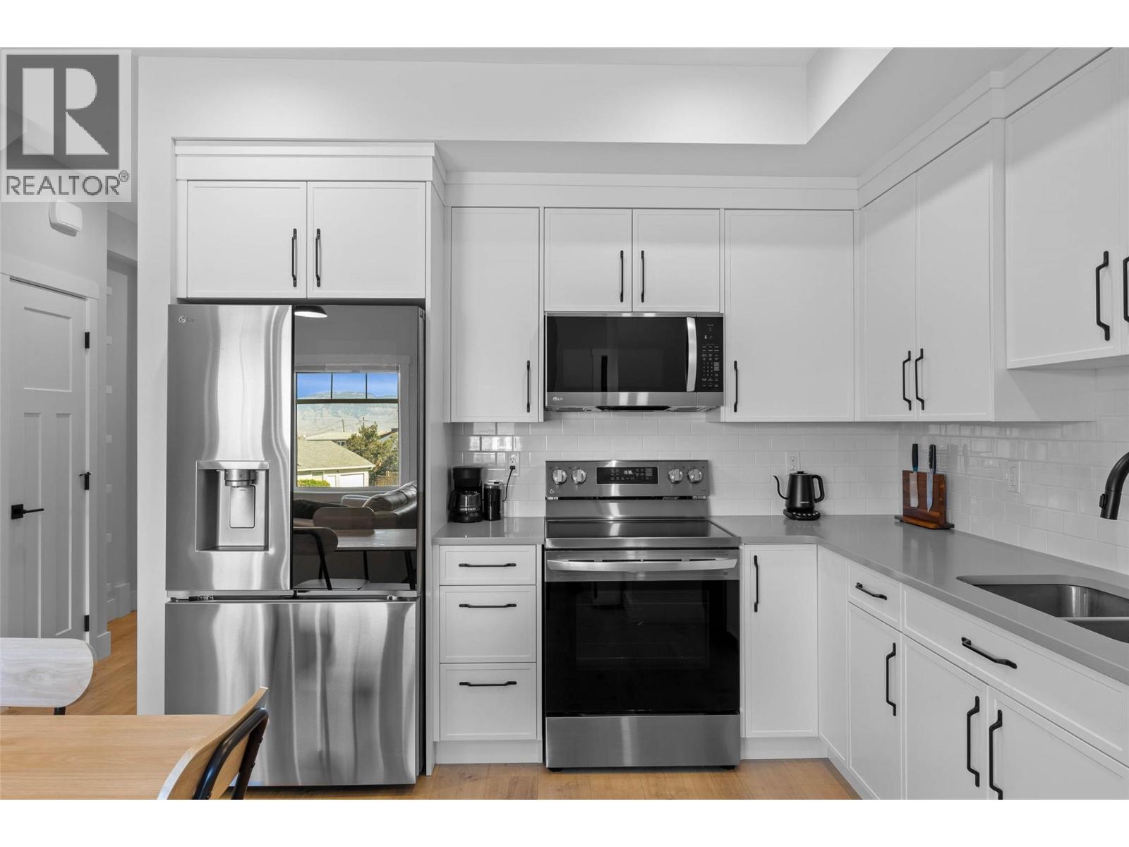 #102 321 CENTRE Avenue - 4