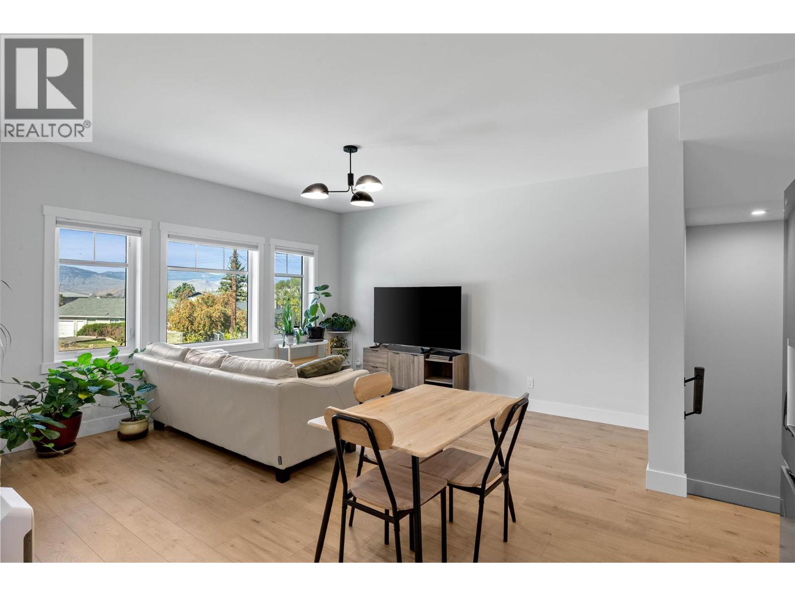 #102 321 CENTRE Avenue - 10