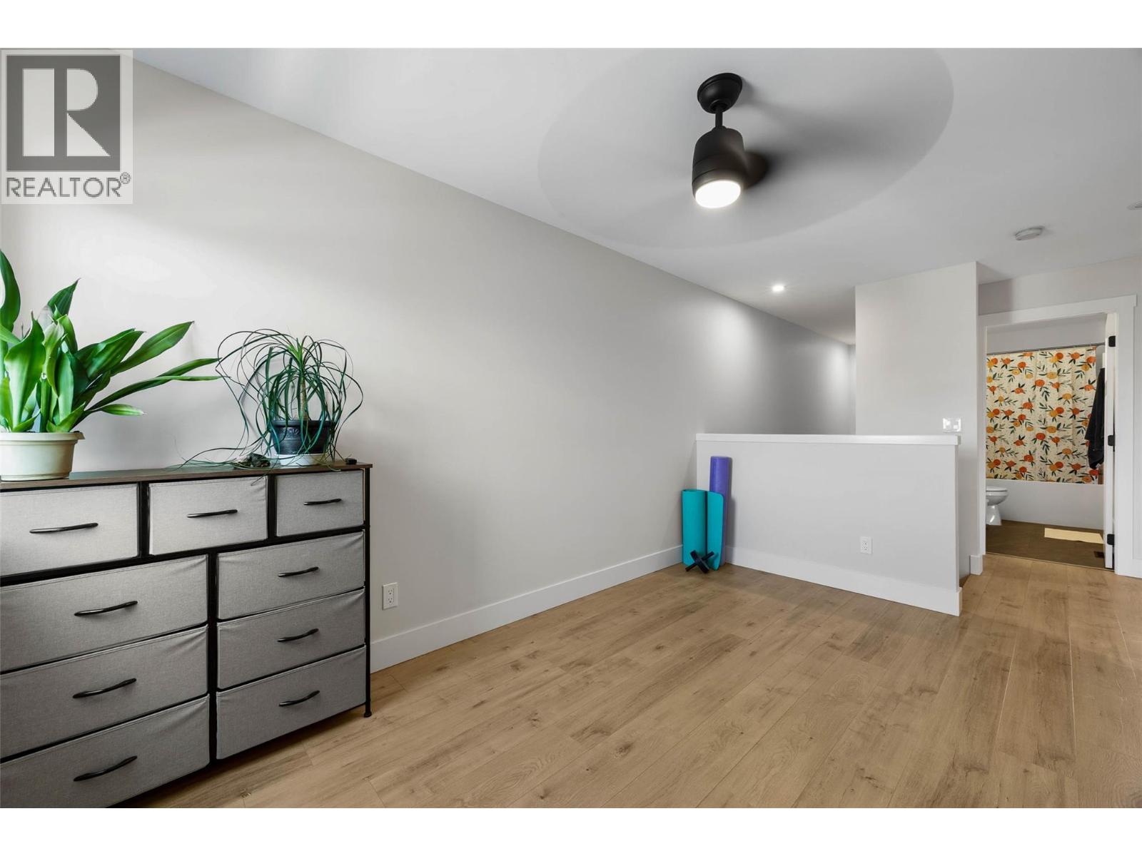 #102 321 CENTRE Avenue - 16