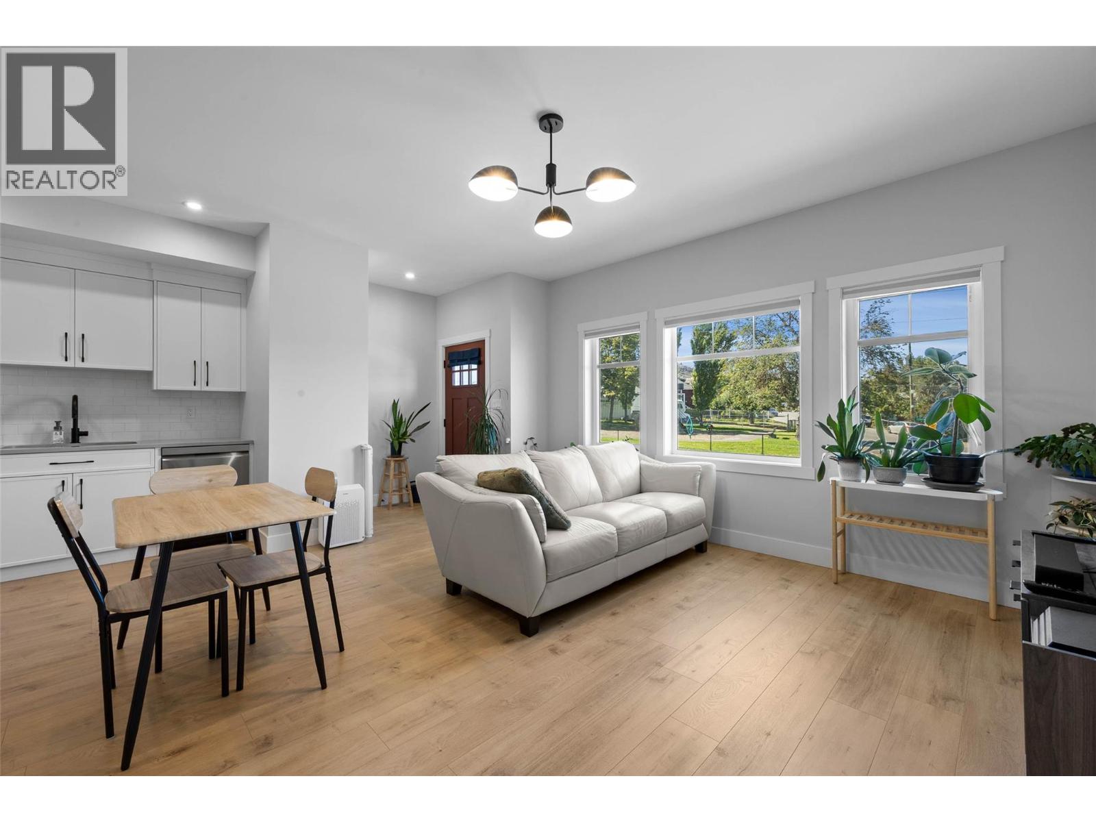 #102 321 CENTRE Avenue - 6