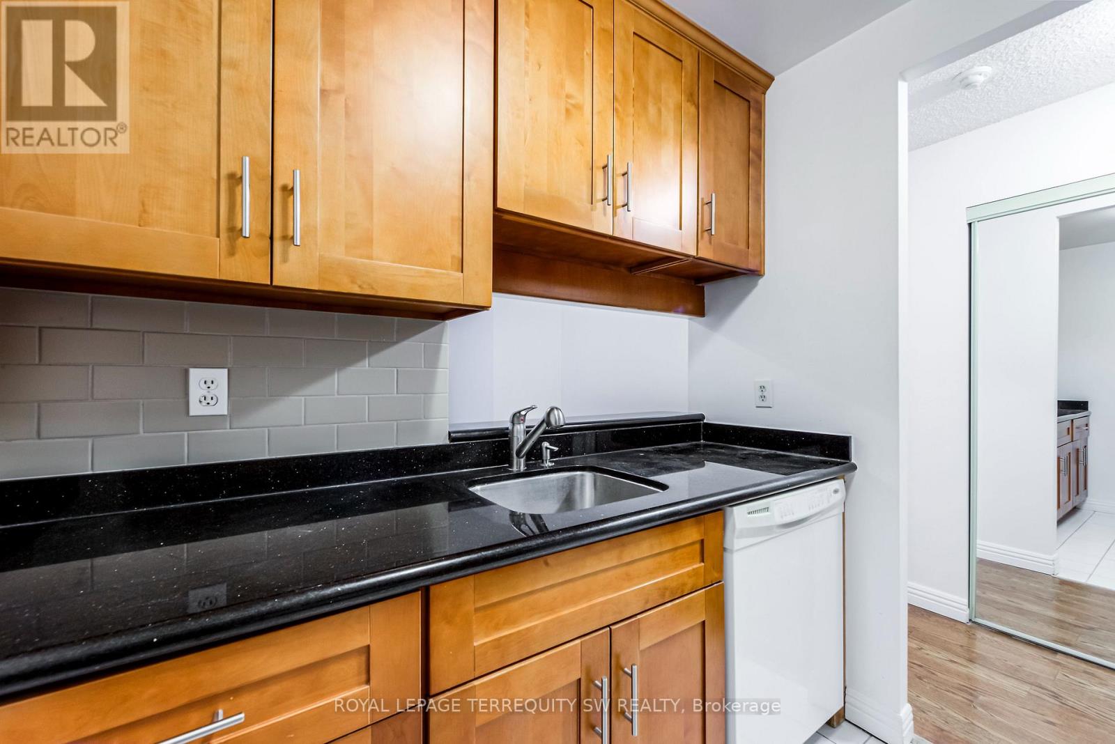 #407 1055 BAY STREET - 14