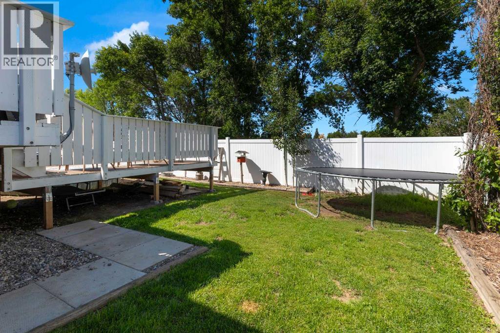 136 Allen Crescent — photo 36