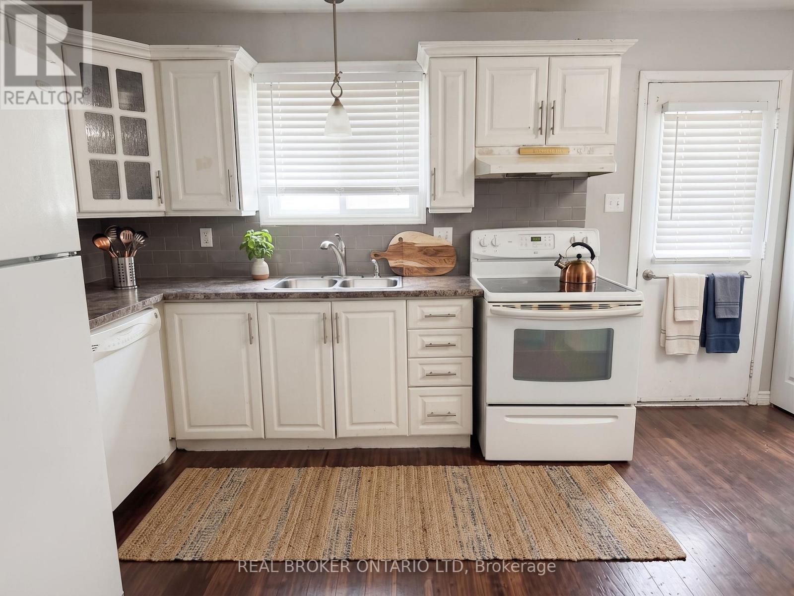 #25 475 SANDRINGHAM CRESCENT - 6