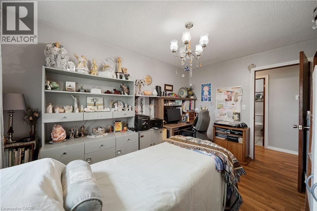57 TALBOT Street W - Image 32