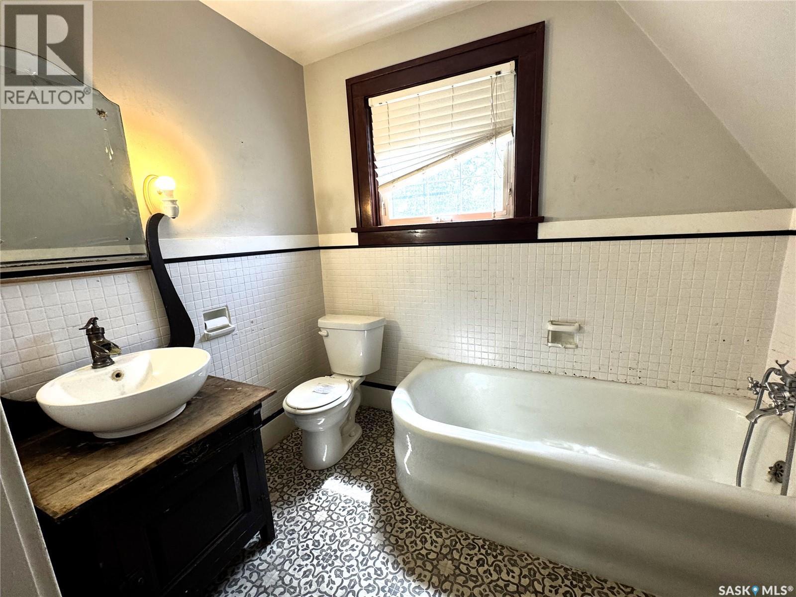 215 7th AVENUE E - 18