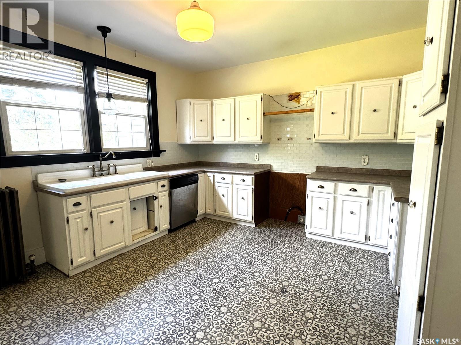 215 7th AVENUE E - 9