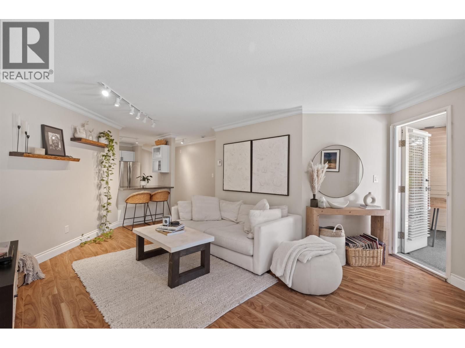 102 123 E 6TH STREET, North Vancouver