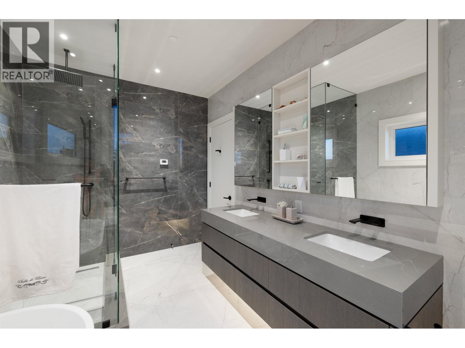 838 E 14TH STREET, North Vancouver
