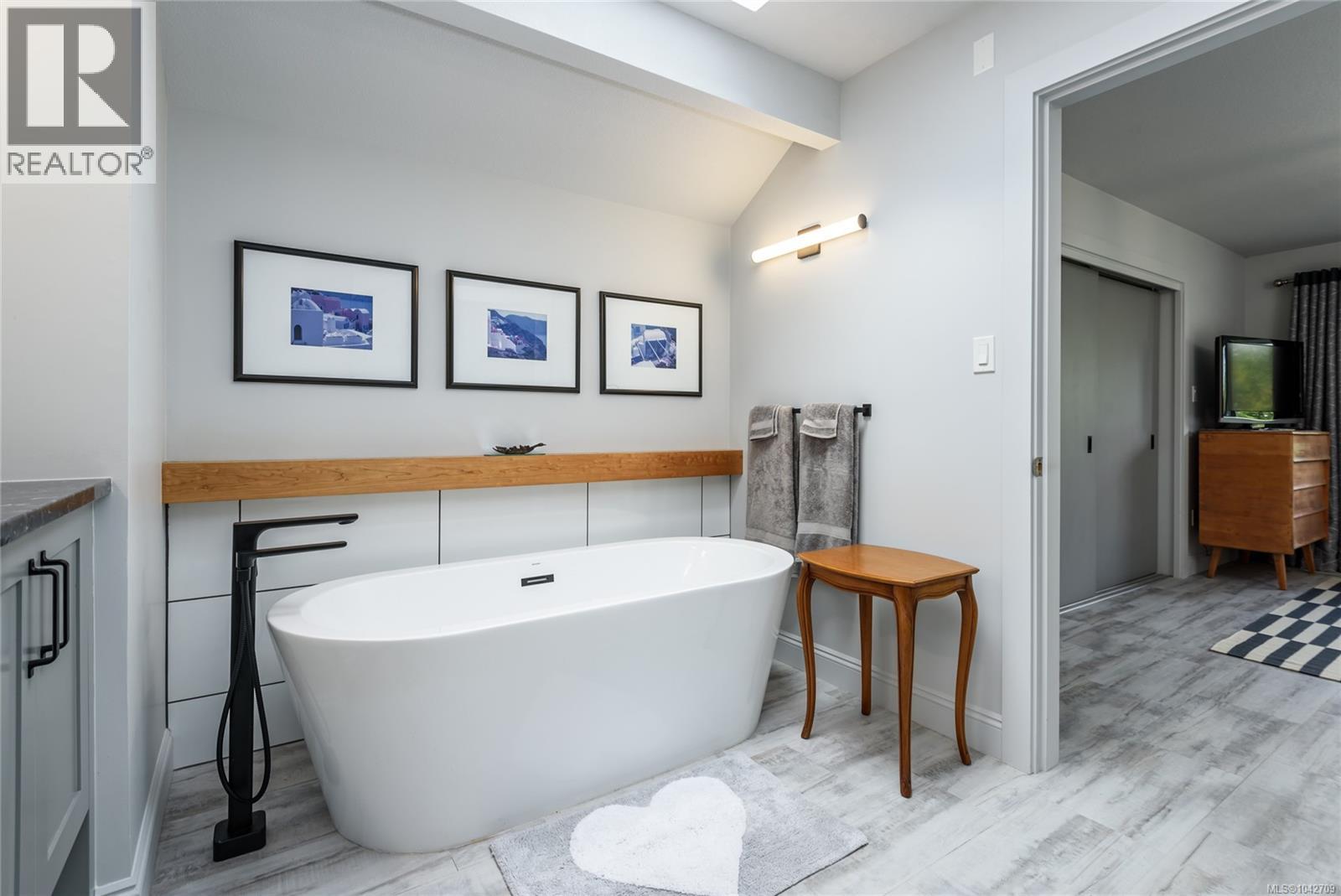 1716 Tofino Pl - 32