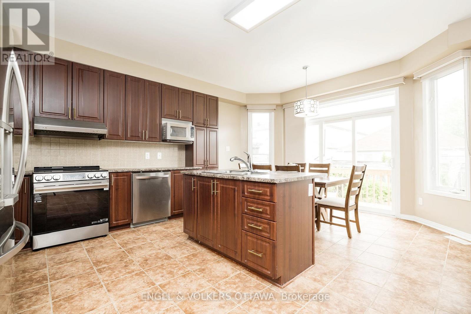 166 MACARA CRESCENT, Ottawa. Luxury613. By Peter Sagos - Image 11