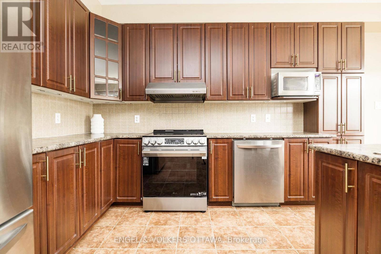 166 MACARA CRESCENT, Ottawa. Luxury613. By Peter Sagos - Image 13