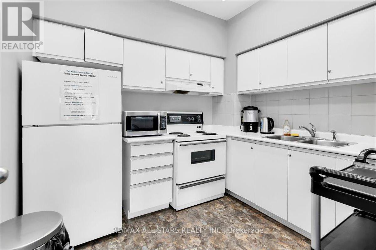 #1002 711 ROSSLAND ROAD E - 32