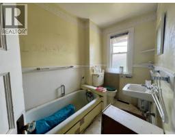 413 Eleventh Street, New Westminster, BC V3M4E9 Photo 11