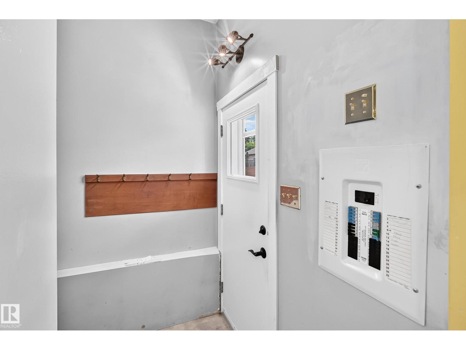 7032 81 ST NW - 18