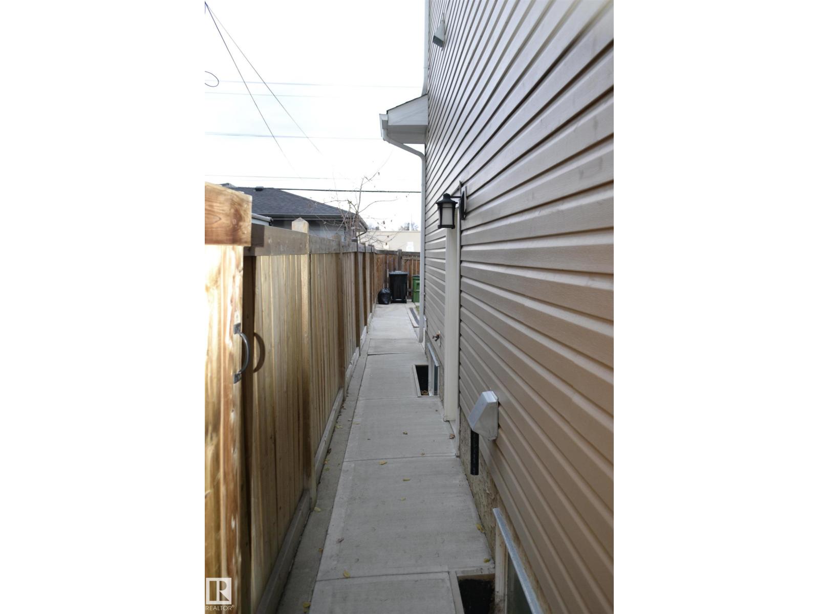 8952 81 AV NW - 3