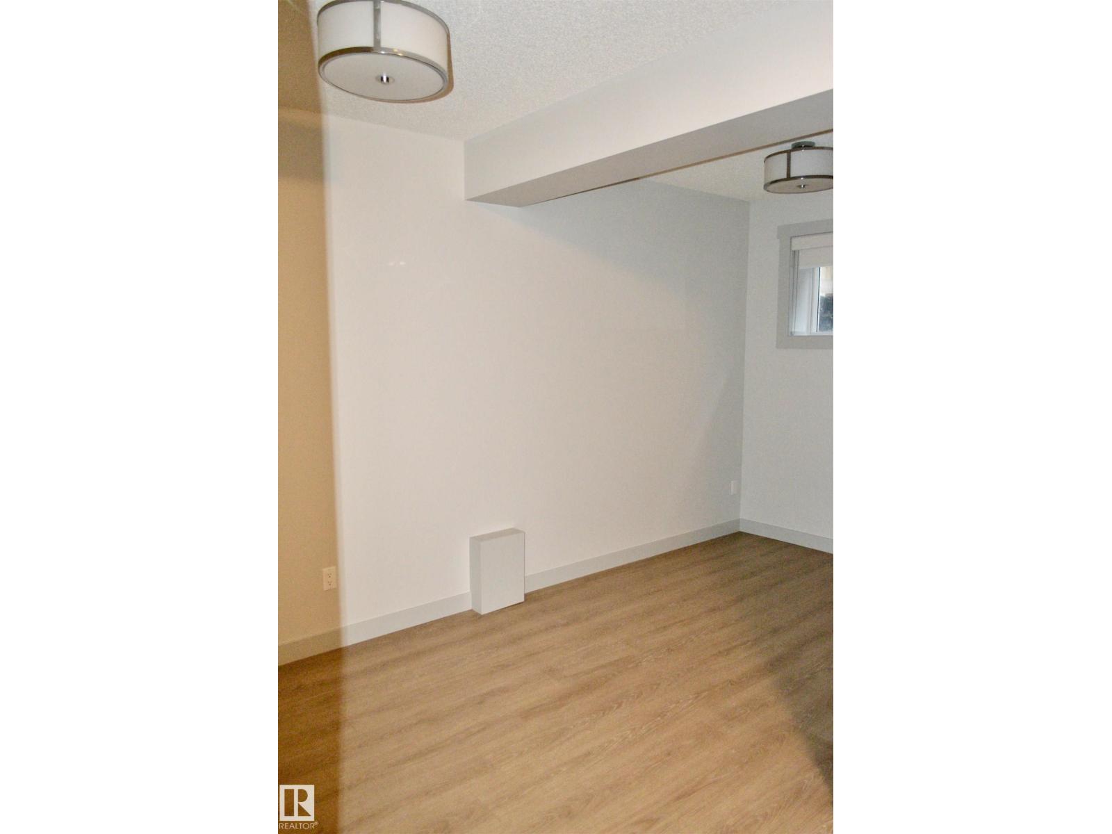 8952 81 AV NW - 5