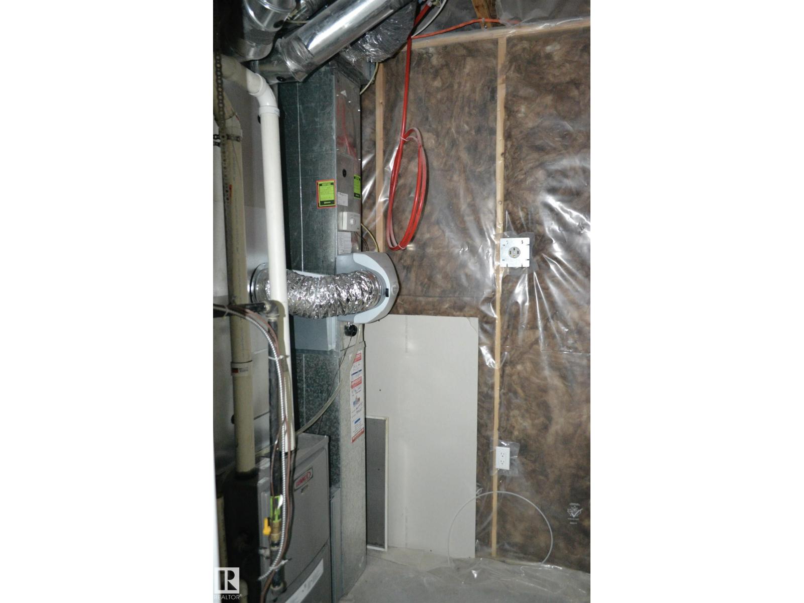 8952 81 AV NW - 14