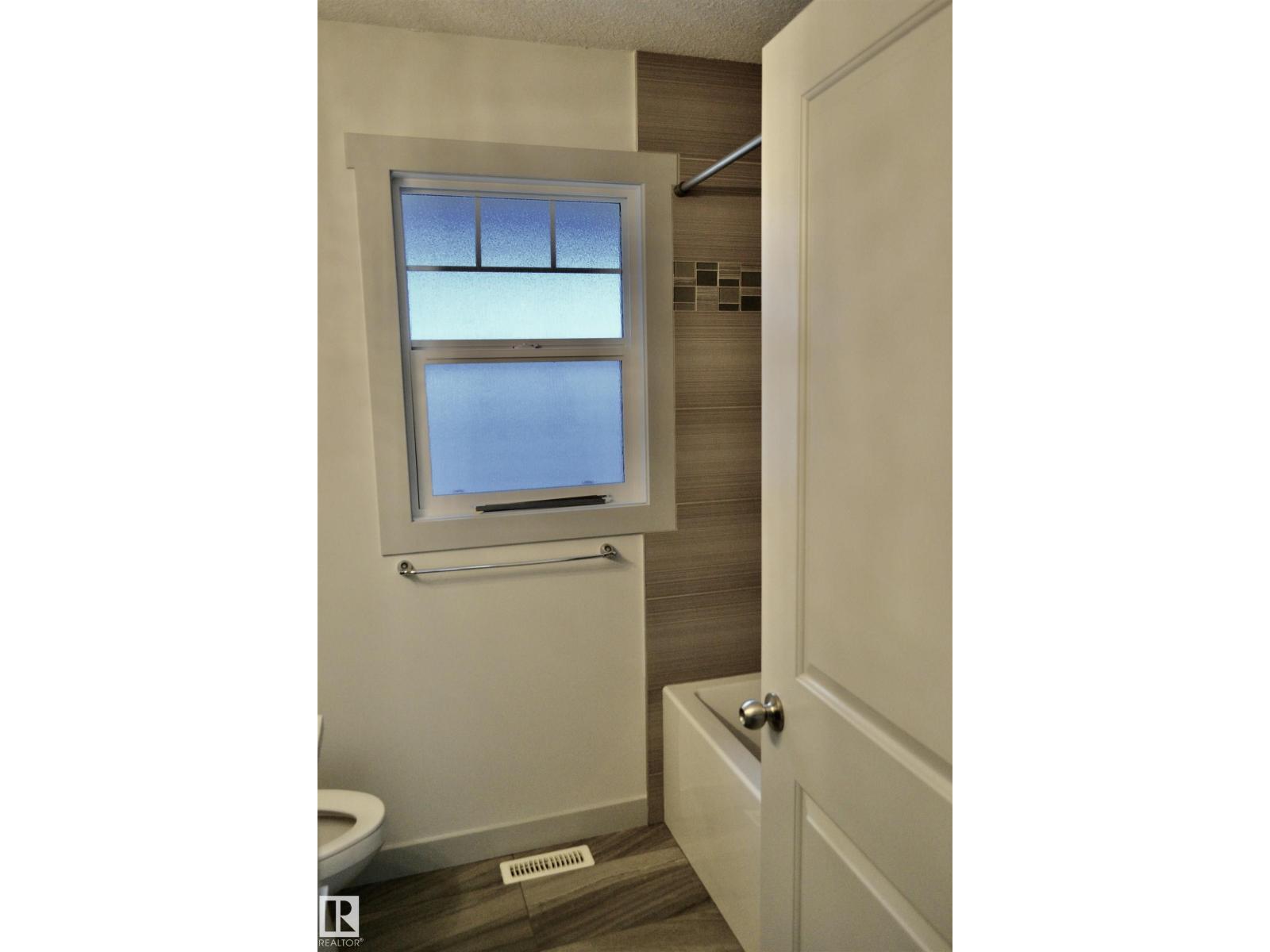 8952 81 AV NW - 27