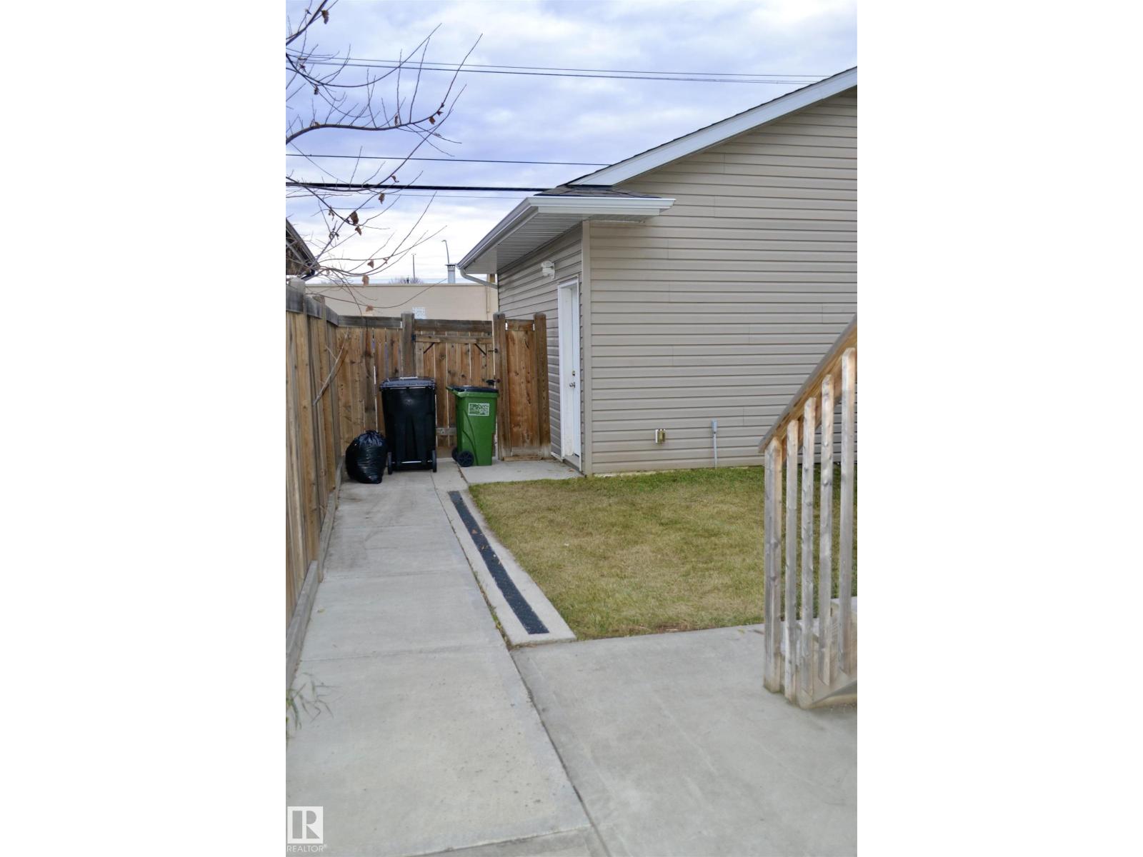 8952 81 AV NW - 35