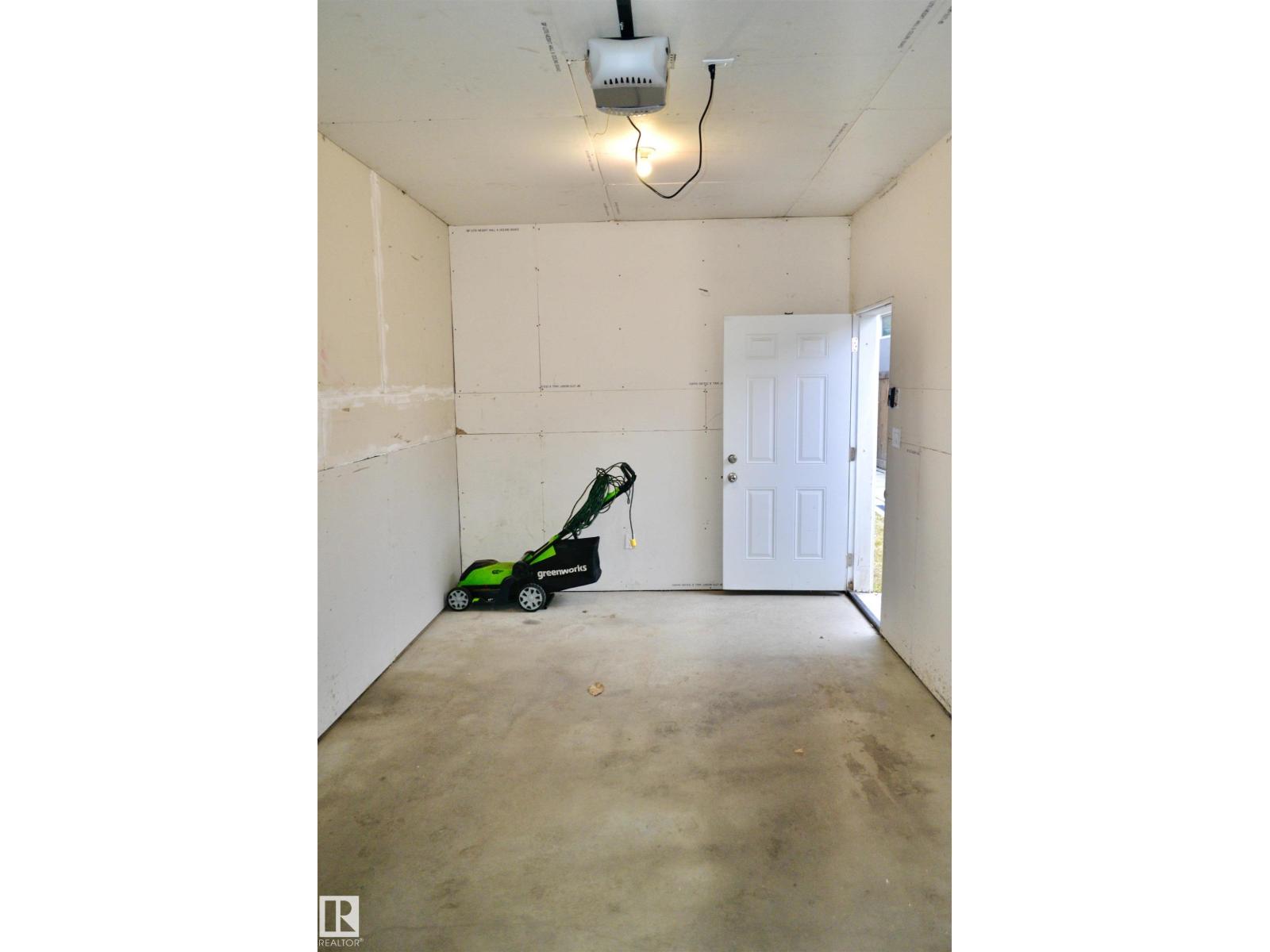 8952 81 AV NW - 33