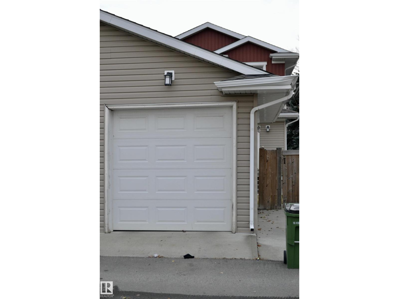 8952 81 AV NW - 34
