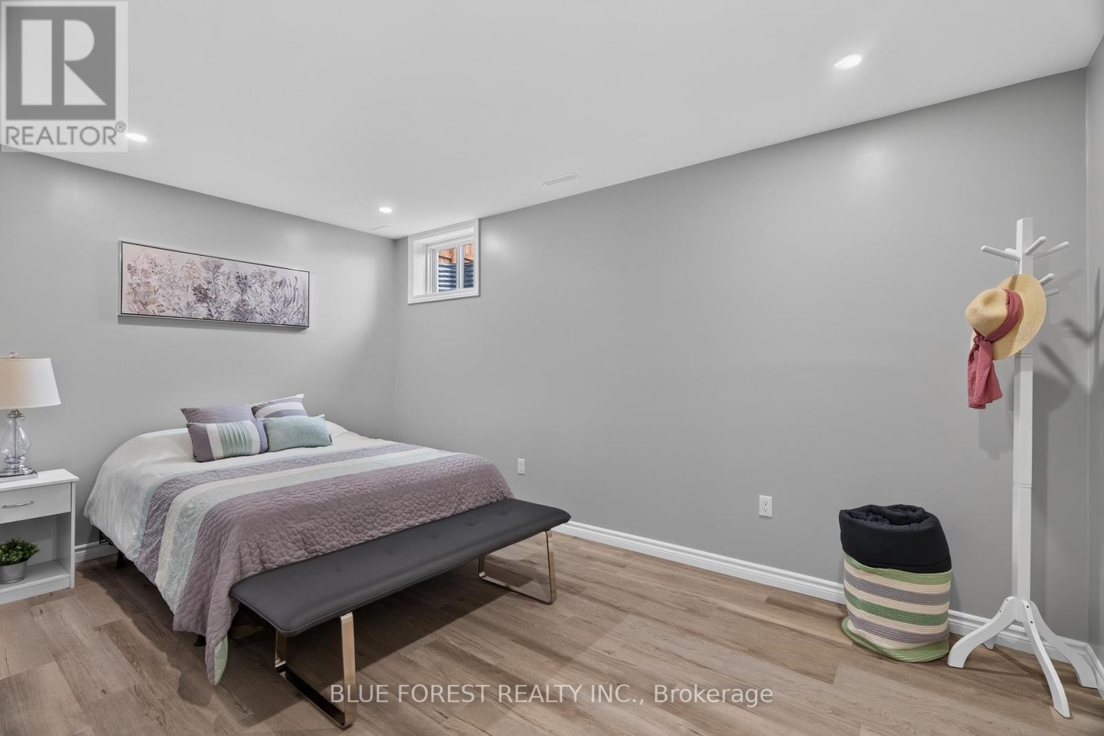 3 SUTHERLAND COURT - 27