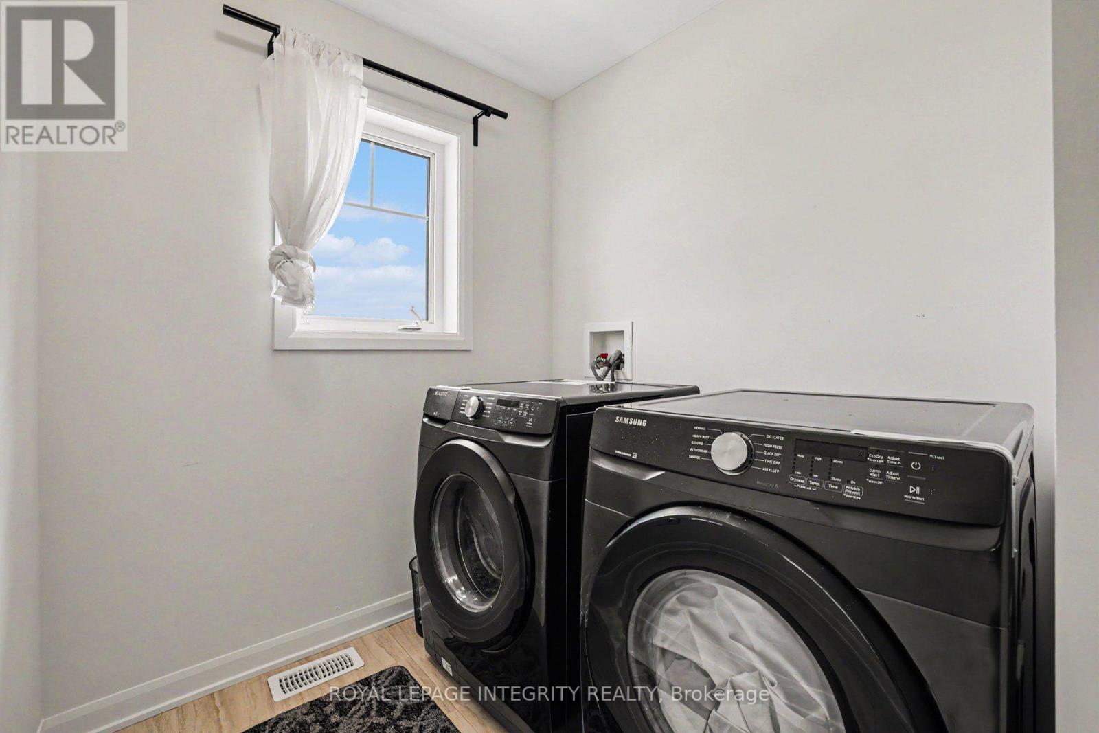 301 CLOYNE CRESCENT - 17