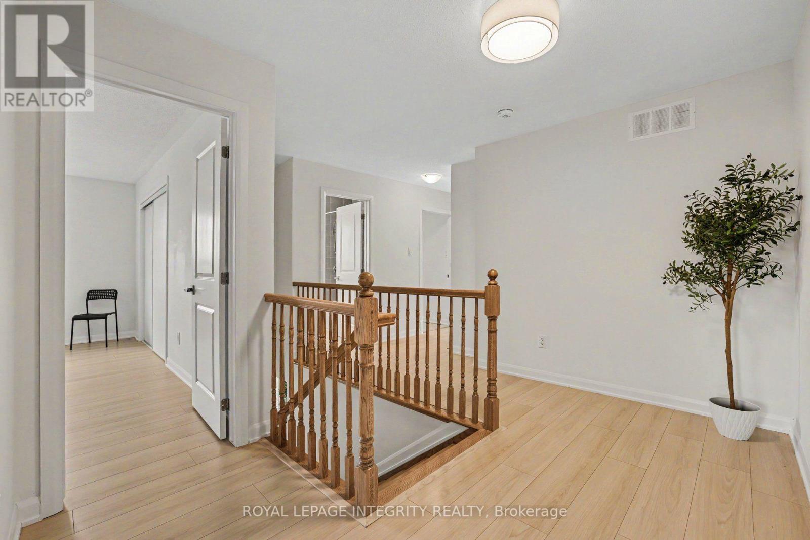 301 CLOYNE CRESCENT - 18