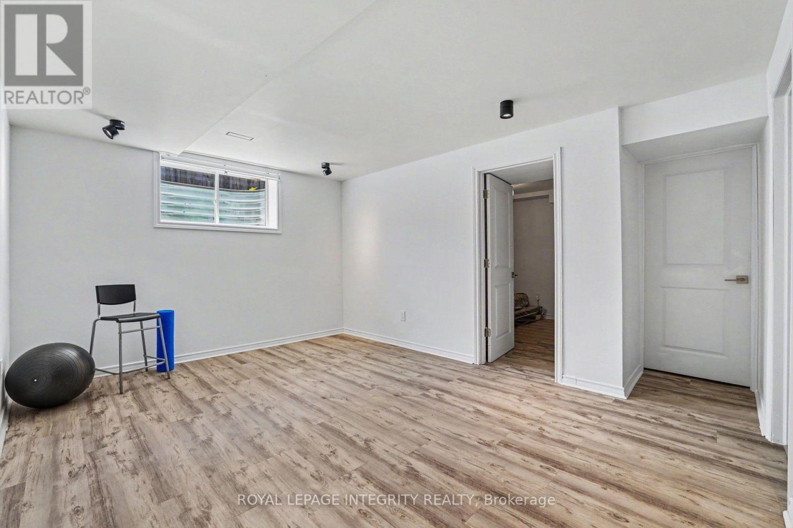 301 CLOYNE CRESCENT - 19