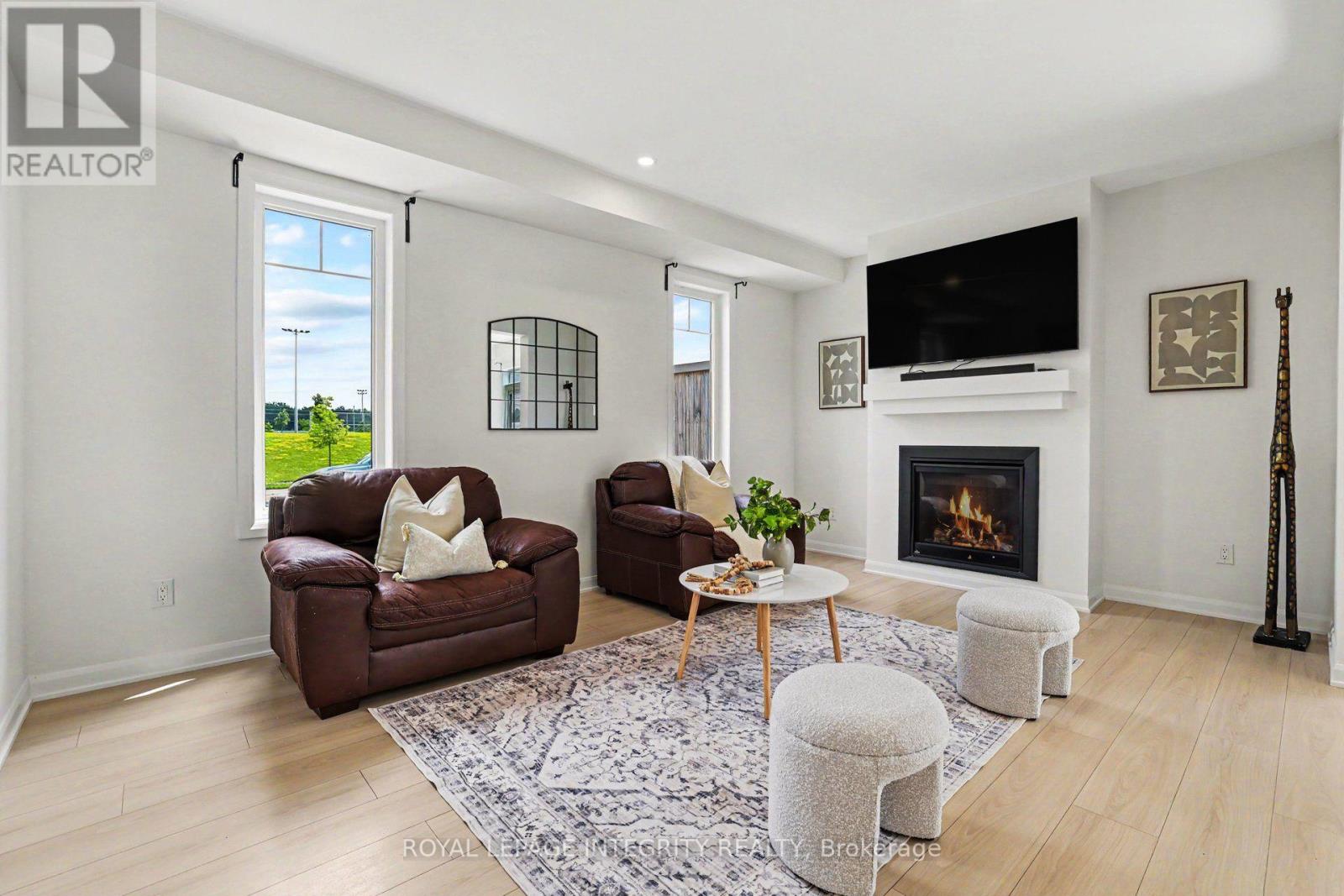 301 CLOYNE CRESCENT - 3